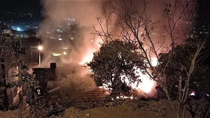 Bayındır'da metruk binada başlayan ve yandaki eve sıçrayan yangın söndürüldü