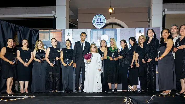 BEDİA AKARTÜRK'ÜN HAYATINDAN İLHAMLA TASARLANAN KIYAFETLER PODYUMDA