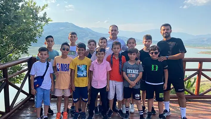 Beydağ Belediye Başkanı Feridun Yılmazlardan U-11 takımına yemek