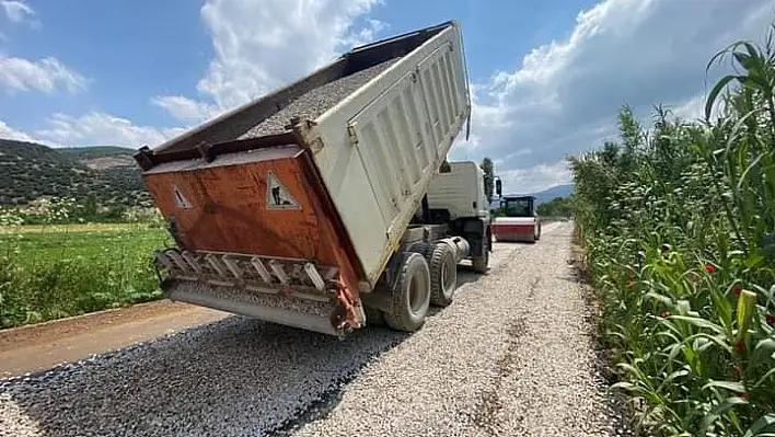 Beydağ'da asfalt kaplama devam ediyor