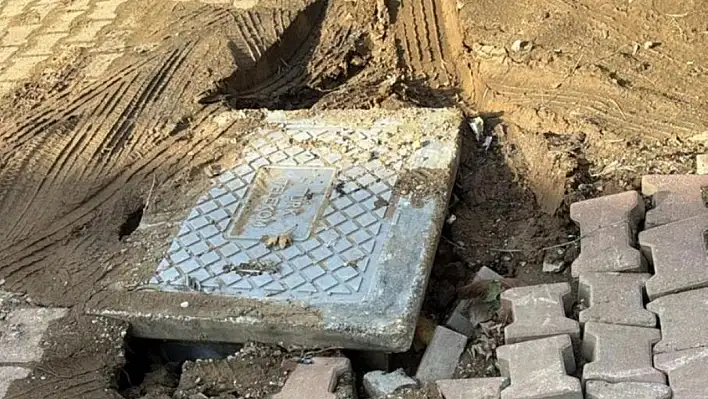 BİRGİ'DE YAĞIŞ SONRASI YOL ÇÖKTÜ – ARAÇLAR ÇUKURA DÜŞÜYOR