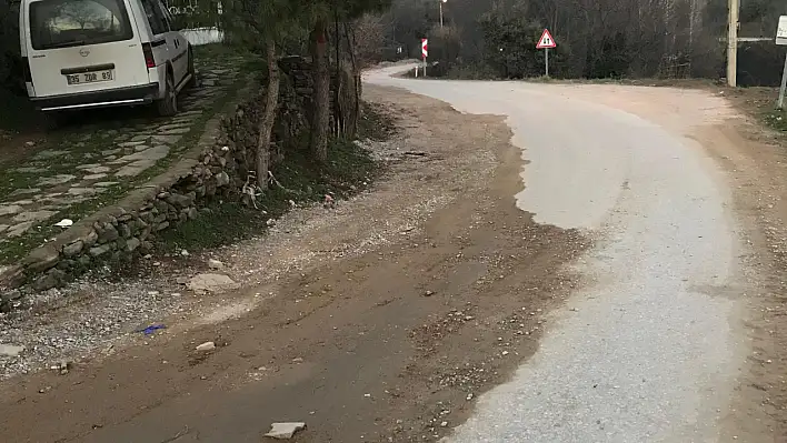 Birgi Üçkonak Yol Ayrımı Tehlike Saçıyor