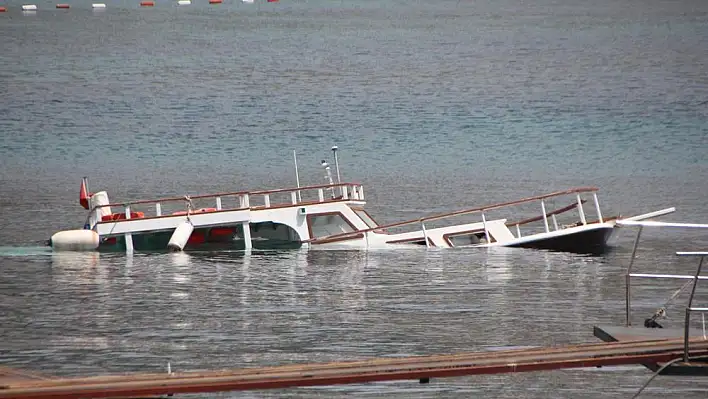 Bodrum'da su alan tekne battı