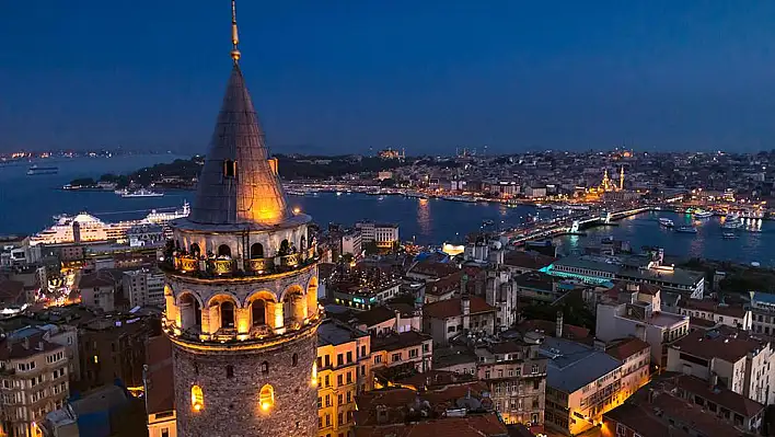 Boğaziçi: İstanbul’un Asya ve Avrupa yakalarını birbirine bağlayan Boğaziçi, şehrin en önemli sembollerinden biridir