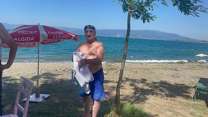 Boğuldu diye gölde aranan adam yürüyerek geldi