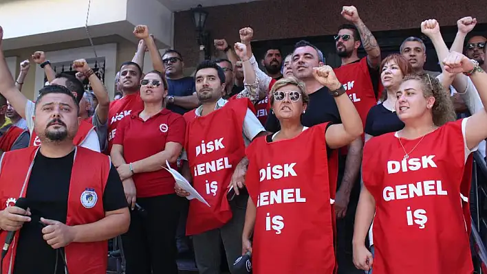 Bornova Belediyesi işçileri iş bırakma eylemi yaptı