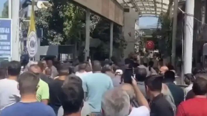 Bornova’da 300’den fazla kamyoncu kontak kapattı!