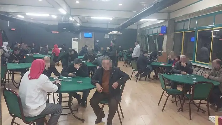Bornova’da kumar baskını… 58 kişi suçüstü yakalandı