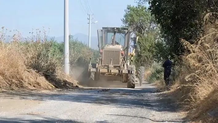 Boynuyoğun'da üretim yolunda şarampol temizliği
