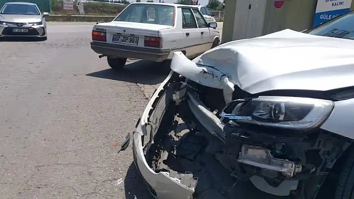 Broadway ile çarpışan Volvo parçalandı
