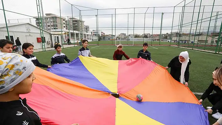 Buca Belediyesi, depremzede çocukların yüzünü güldürüyor