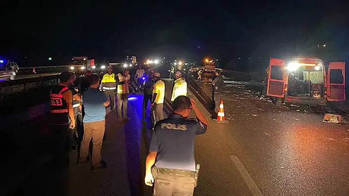 Bursa'da kamyon devrilmesiyle yol kapandı