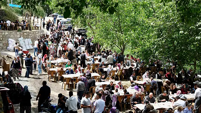 Büyükkemerdere'de Asırlık Gelenek Sürdü: Sarı Baba Mahyası'na Yoğun İlgi