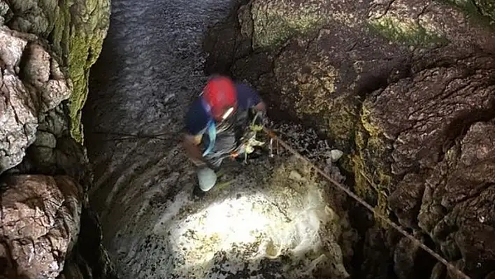 Buz mağarasında 80 metreden düştü