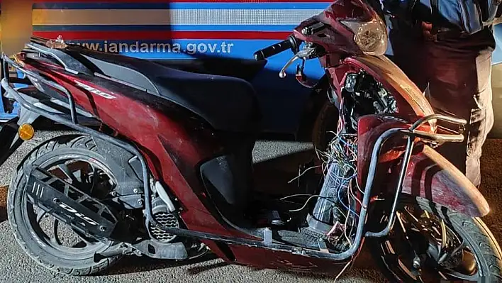 Çaldığı motosikleti metruk binaya saklayıp kaçtı