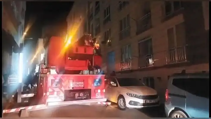 Çatılardan atlayıp girdiği evini yaktı