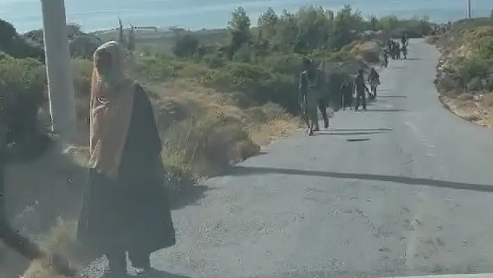 Çeşme’de botları batan düzensiz göçmenler yüzerek kurtuldu