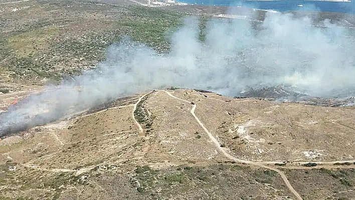 Çeşme'de çıkan çöplük yangını devam ediyor