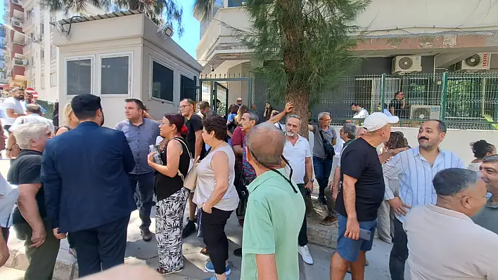 CHP İzmir Milletvekilleri Deniz Yücel ve Murat Bakan, Tutuklu Ailelerine Destek İçin Karakola Geldi