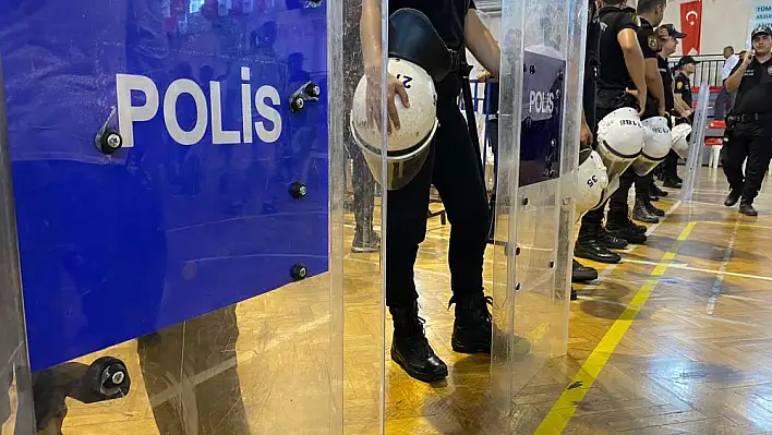 CHP’de polis kalkanları