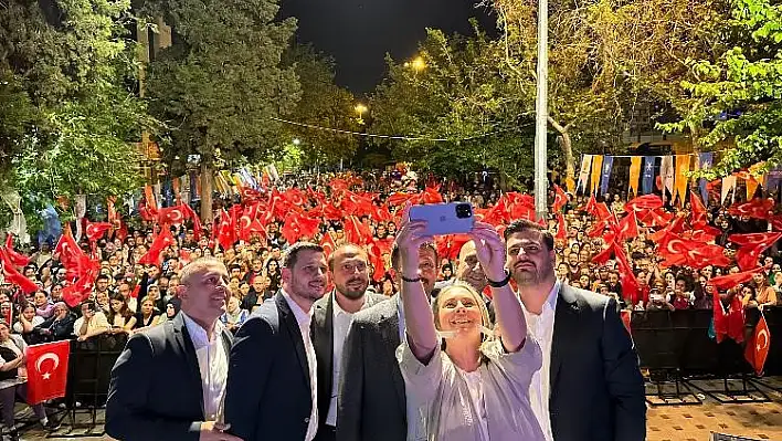 Çiğli’de Muazzez Ersoy ve Kutsi rüzgarı