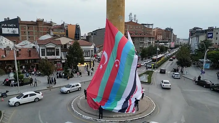 Çorum saat kulesine kardeşlik bayrağı asıldı