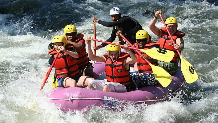 Çukurca'da rafting heyecanı devam ediyor