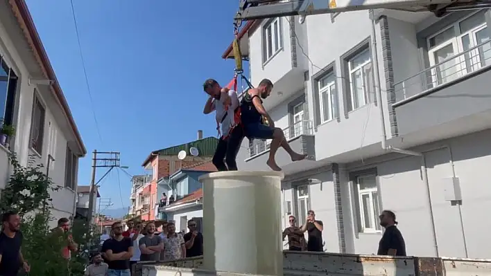 Damadı vinçe astılar