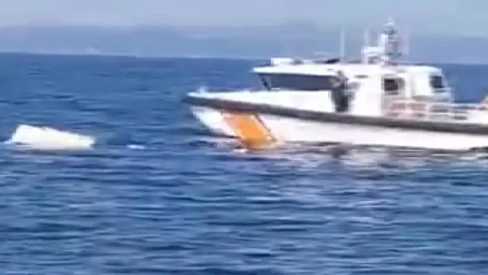 Denizin yüzeyindeki beyaz cisim görenleri şaşırttı