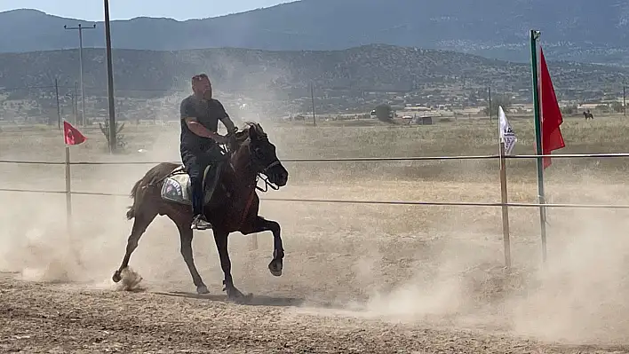 Denizli Baklan'da Rahvan At Yarışlarında Nefes Kesen Mücadele