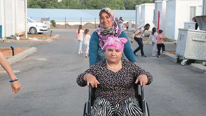 Deprem bölgesinde engellilerin yardımına koşuyor