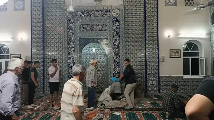 Deprem Sonrası İnceleme Yapılan Hasarlı Camide Malzeme Düşmesi Can Aldı