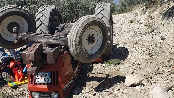 Devrilen traktörün altından yardım çağırdı