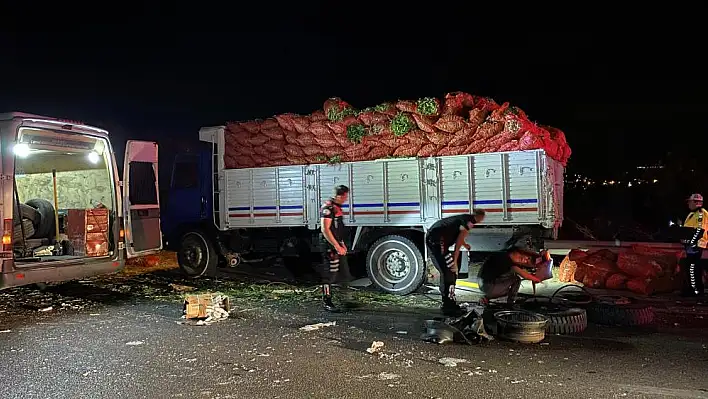 Dinamit yüklü kamyon devrildi saatlerce yol kapandı