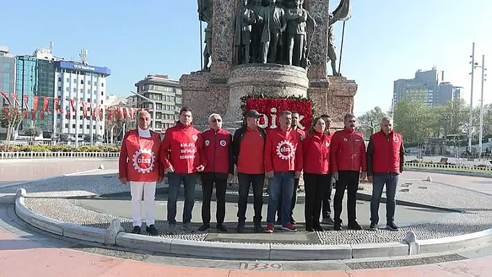 DİSK Taksim Cumhuriyet Anıtı’na çelenk bıraktı