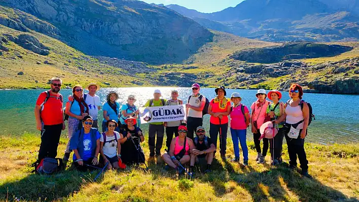 Doğaseverler İzmir’den gelip Gümüşhane’nin yayla göllerinde serinledi
