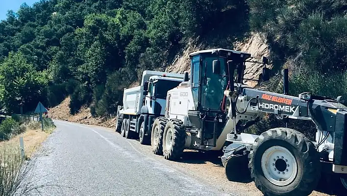 Dokuzlar Mahallesi'nde Yol Tesviye ve Şarampol Temizliği Çalışması