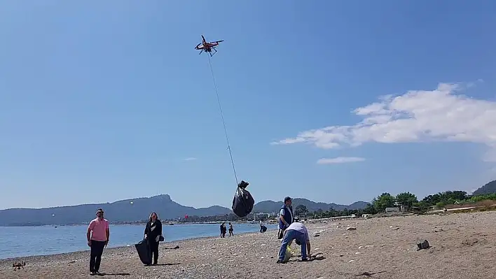 Dron, bu kez çöp topladı