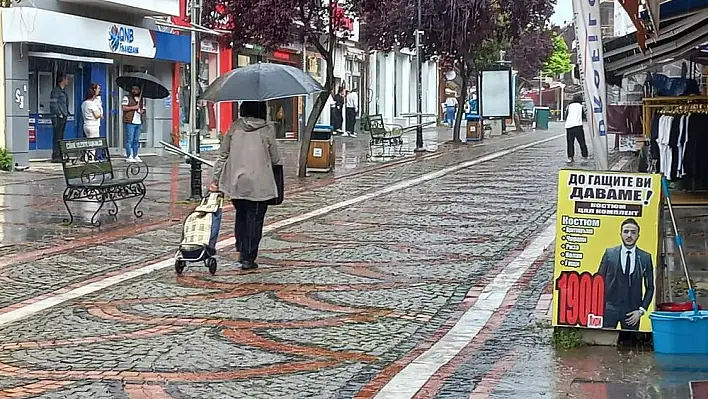 Edirne'de sağanak vatandaşlara zor anlar yaşattı
