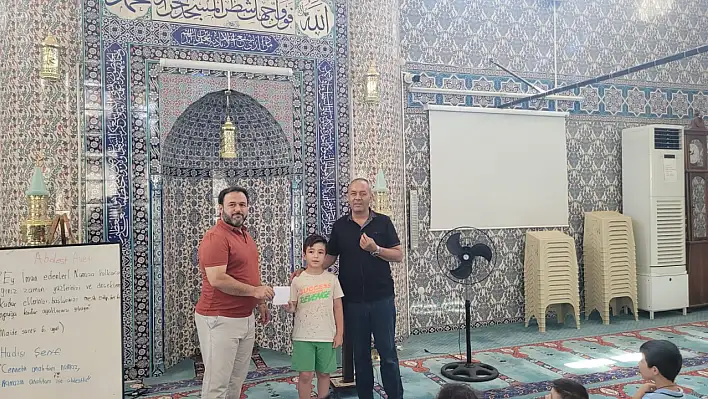 Efe Konut Camii Yaz Kur'an Kursu'nda Hatim Duası Gerçekleştirildi