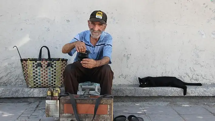 Ekonomiyle mücadele eden ‘Kul Ahmet’in' boya sandığıyla geçim savaşı