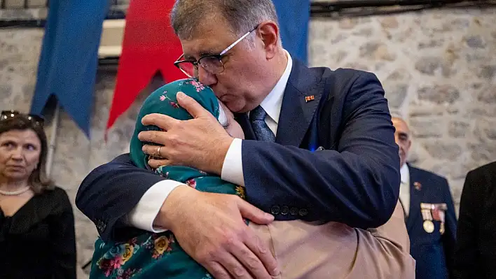 Emekli Dayanışma Kartı İzmirlilerin Yüzünü Güldürüyor