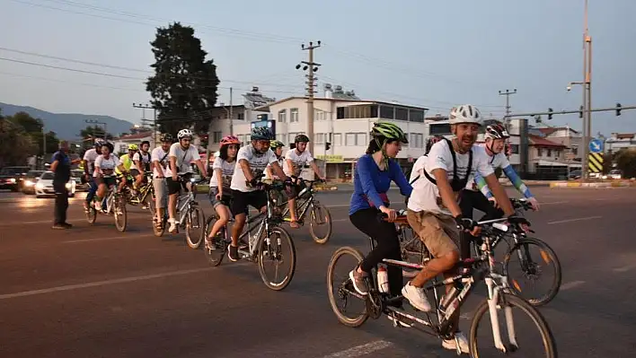Engelleri pedallayarak aşıyorlar