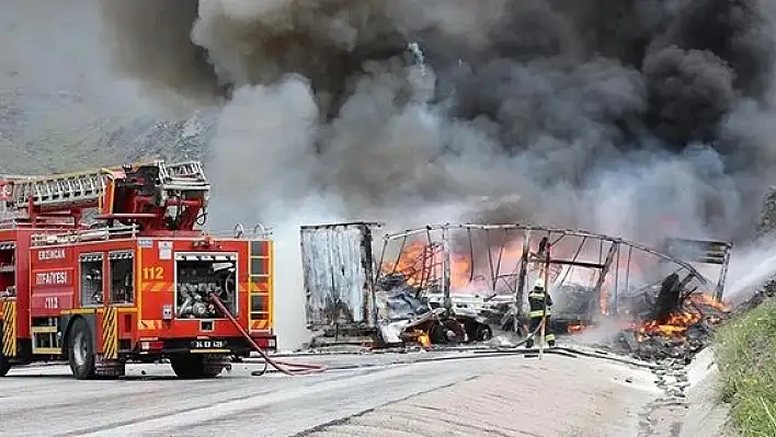 Erzincan’da iki tır çarpıştı: 2 sürücü öldü