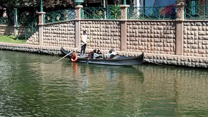 Eskişehir'de vatandaşların gondol keyfi