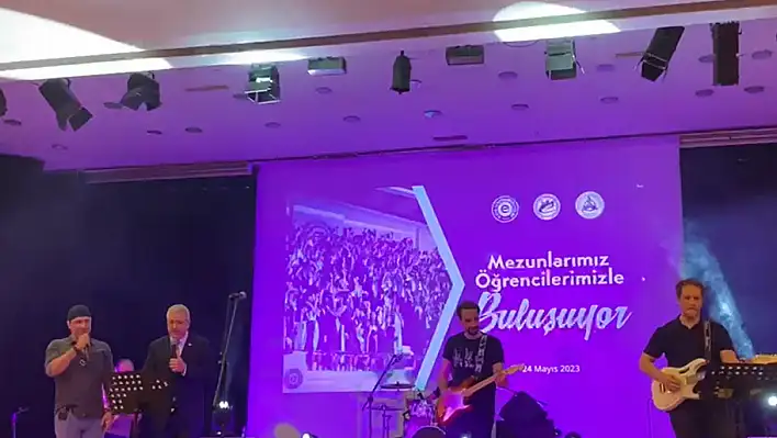 EÜ Rektörü Prof. Dr. Budak, sahneye çıkan grupla şarkı söyledi