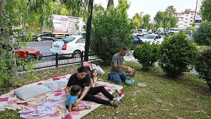 Ev kirasına dayanamayan aile, parkta yaşıyor