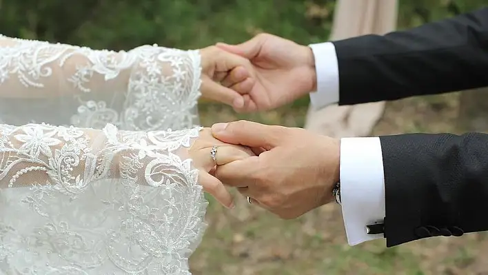 Evlilik sitesinden tanıştığı15 kişiyle evlendi