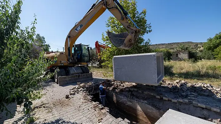 Foça Atatürk mahallesinde taşkın riskinin önüne geçiyoruz