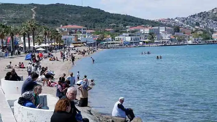 Foça’da bayram hareketli geçiyor
